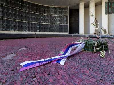 ...al centro della quale giacciono dei fiori appassiti e un nastro con i colori blu, bianco e rossi dell�ex Jugoslavia